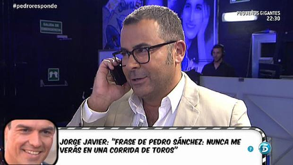 Jorge Javier Vázquez parlant en directe amb Pedro Sánchez.  Font: Mediaset.