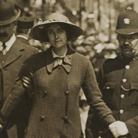 Dorothy Lawrence és arrestada el 1915 després de fer-se passar per soldat al front de guerra.