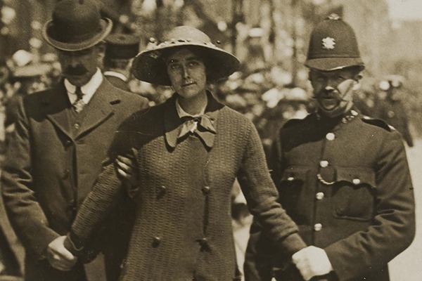 Dorothy Lawrence és arrestada el 1915 després de fer-se passar per soldat al front de guerra.