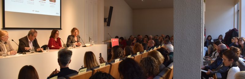 Maria José Recoder (Junta Col·legi Pertiodistes), Enric Sierra (La Vanguardia), Sílvia Barrosso (El Món) i Núria de José (Xarxa Audiovisual Local) durant la jornada.