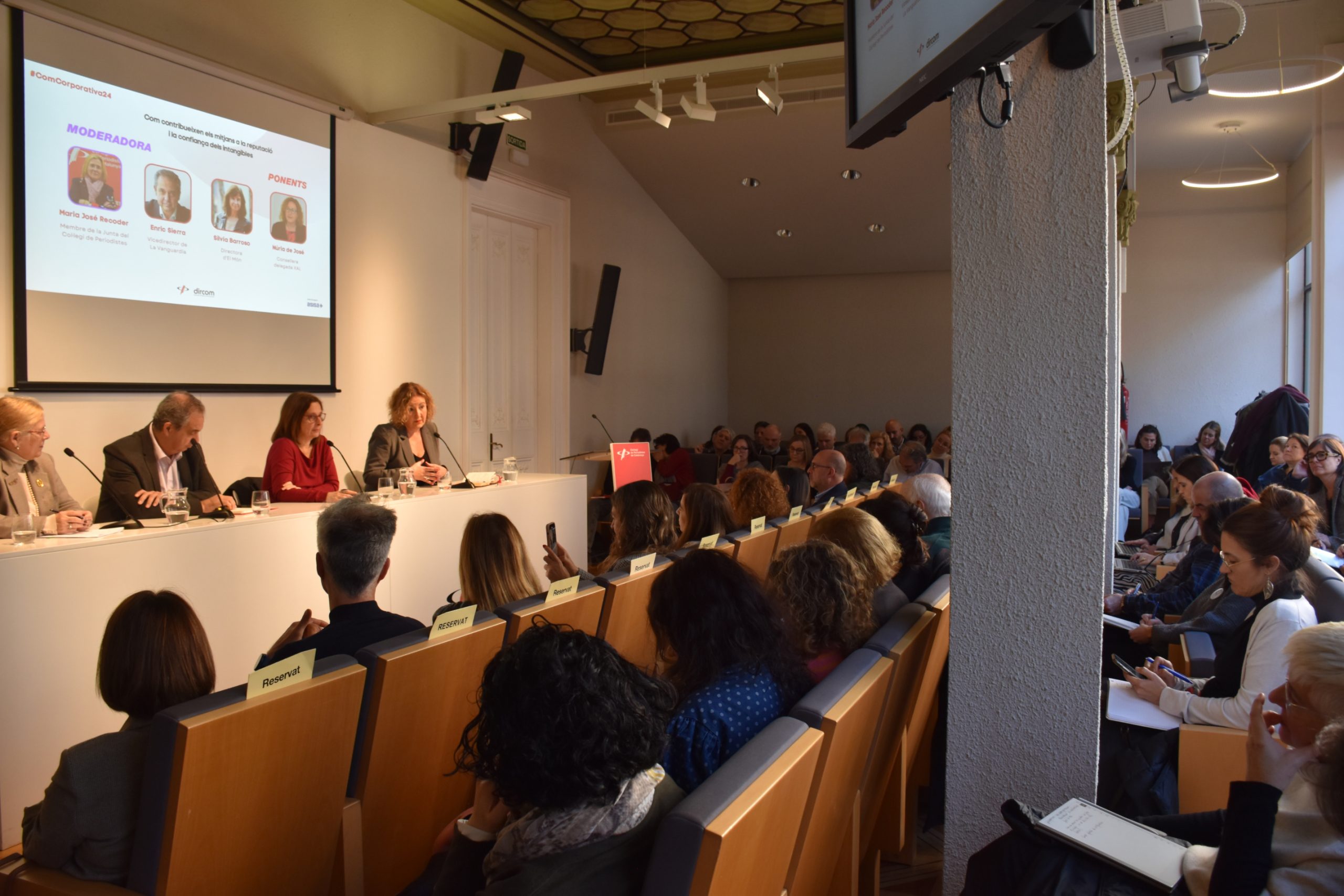 Maria José Recoder (Junta Col·legi Pertiodistes), Enric Sierra (La Vanguardia), Sílvia Barrosso (El Món) i Núria de José (Xarxa Audiovisual Local) durant la jornada.